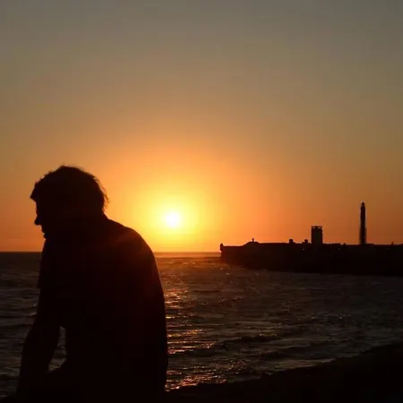 Esencia De Entre La Vina Y El Mercado 加的斯